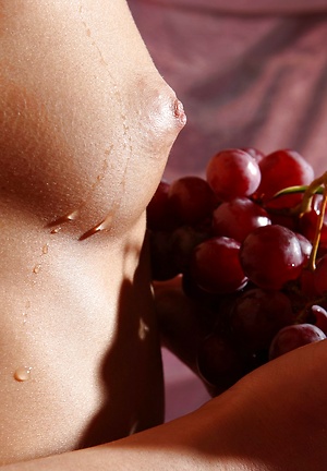 Valeria - grapes erotic