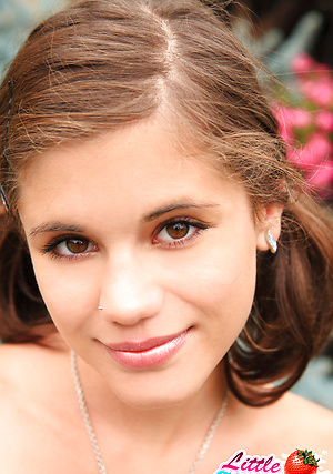 Caprice has just turned 18 & she wants to show pussy to her fans