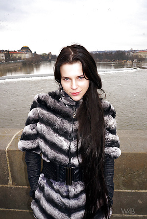 Flexible babe Valeria doing a nude photoshoot while playing with oranges