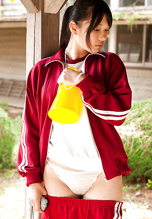 Tomoe Asian babe takes sports pants off and exposes ass in garden