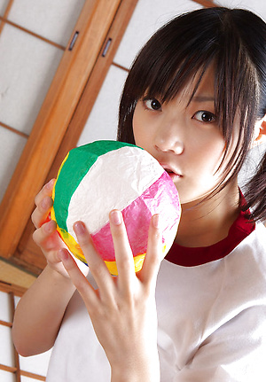 Cute Airi Sakuragi inspires us with teen body in innocent clothes