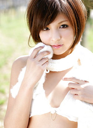 Rina Nagasaki Asian comes in white lingerie to play in nature