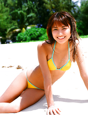 Kamata Natsumi Asian in sexy bath suits is playful at the beach