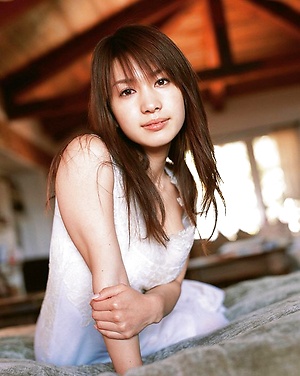 Sensual gravure idol babe captivates in her bikini at the beach