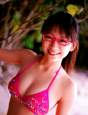 Adorable gravure idol being terribly cute in glasses and a bikini