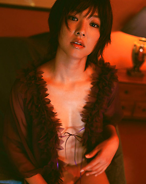 Sultry gravure idol steams it up in her little black bikini