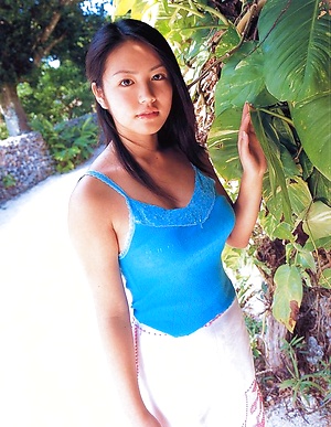 Cute gravure idol hottie with soft juicey breasts in a bikini