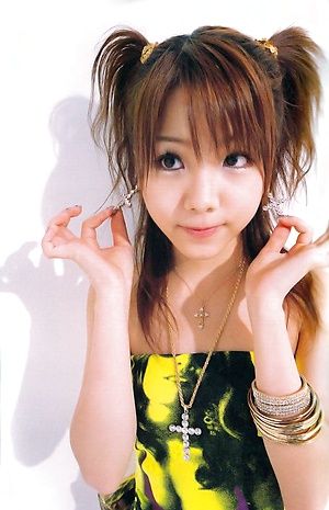 Heavenly gravure idol babe melts the heart in her yellow bikini