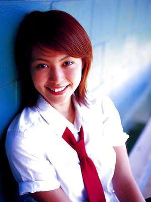 Beautiful gravure idol babe looks incredible in her bikini