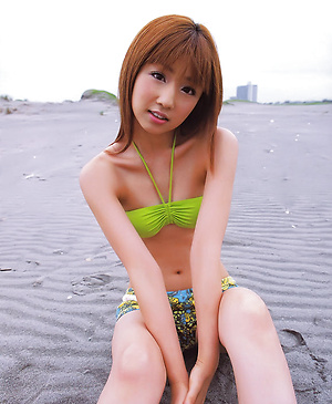 Provoking gravure chick steams up the place in her bikini