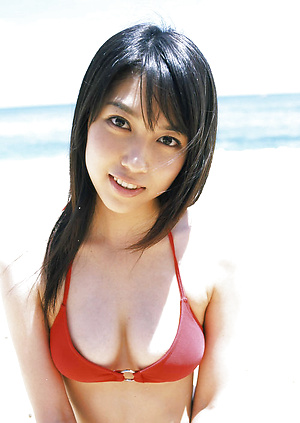 Beautiful gravure angel melts the scene in her bikini at a beach