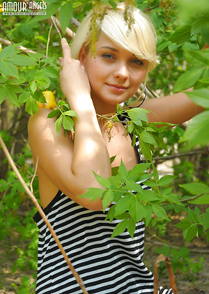 Tempting nude blonde